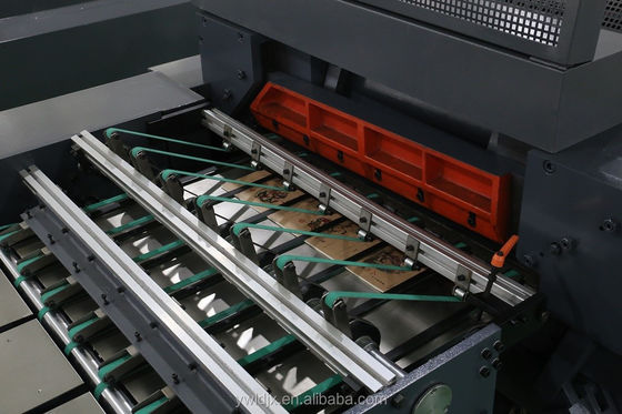 プラスチックの書籍カバーを作る機械で効率的に練習本とノートブックを作成